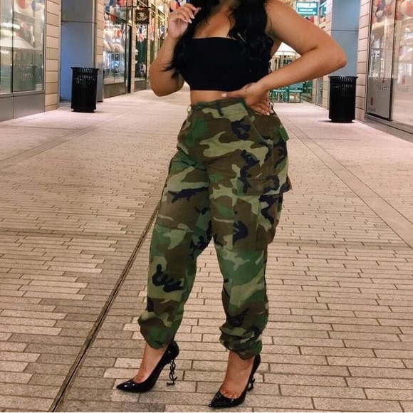 Saint Laurent
Opyum Point-Toe Patent Leather Pumps - Picture 3 of 3